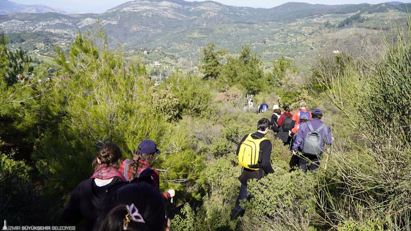 Gençler baharı Efes-Mimas Yolu’nda doğayla karşıladı