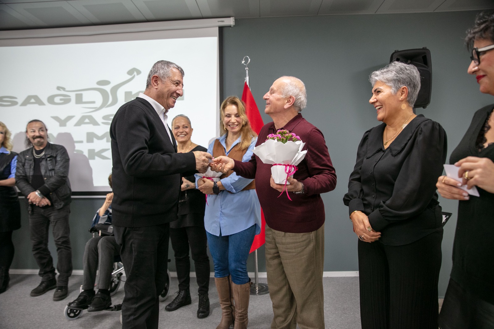 Güzelbahçe Sağlıklı Yaş Alma Merkezi’nde Yankılandı