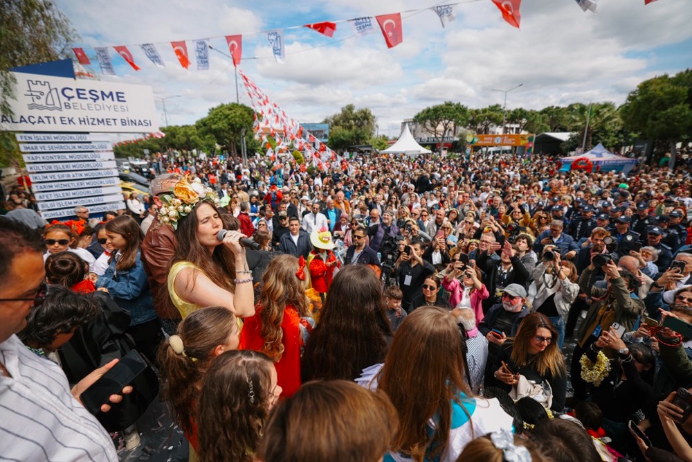 15.Uluslararası Alaçatı Ot Festivali’nin görkemli korteji ve 23 Nisan gururu bir arada