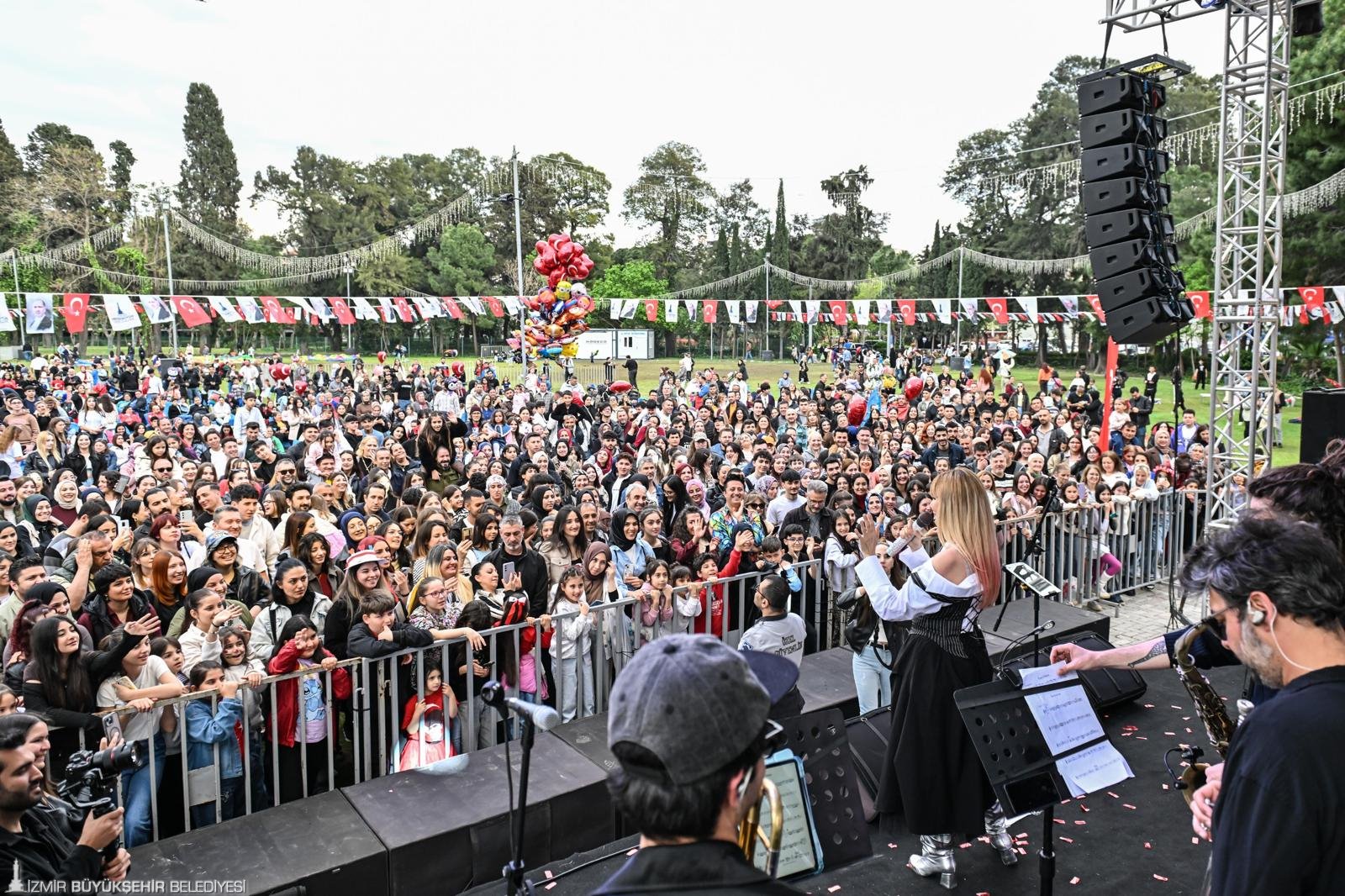 23 Nisan coşkusu İzmir'i sardı