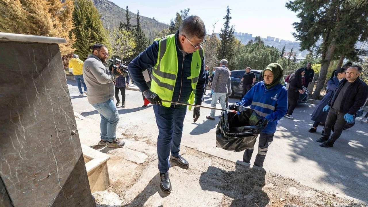 İzmir'de Ramazan Bayramı hazırlıkları: Mezarlıklar temizlendi