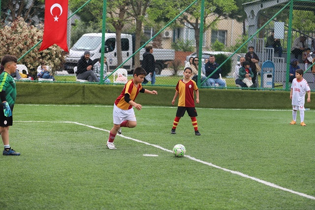 Menderes’te Minik Kramponlar Sahaya Çıktı