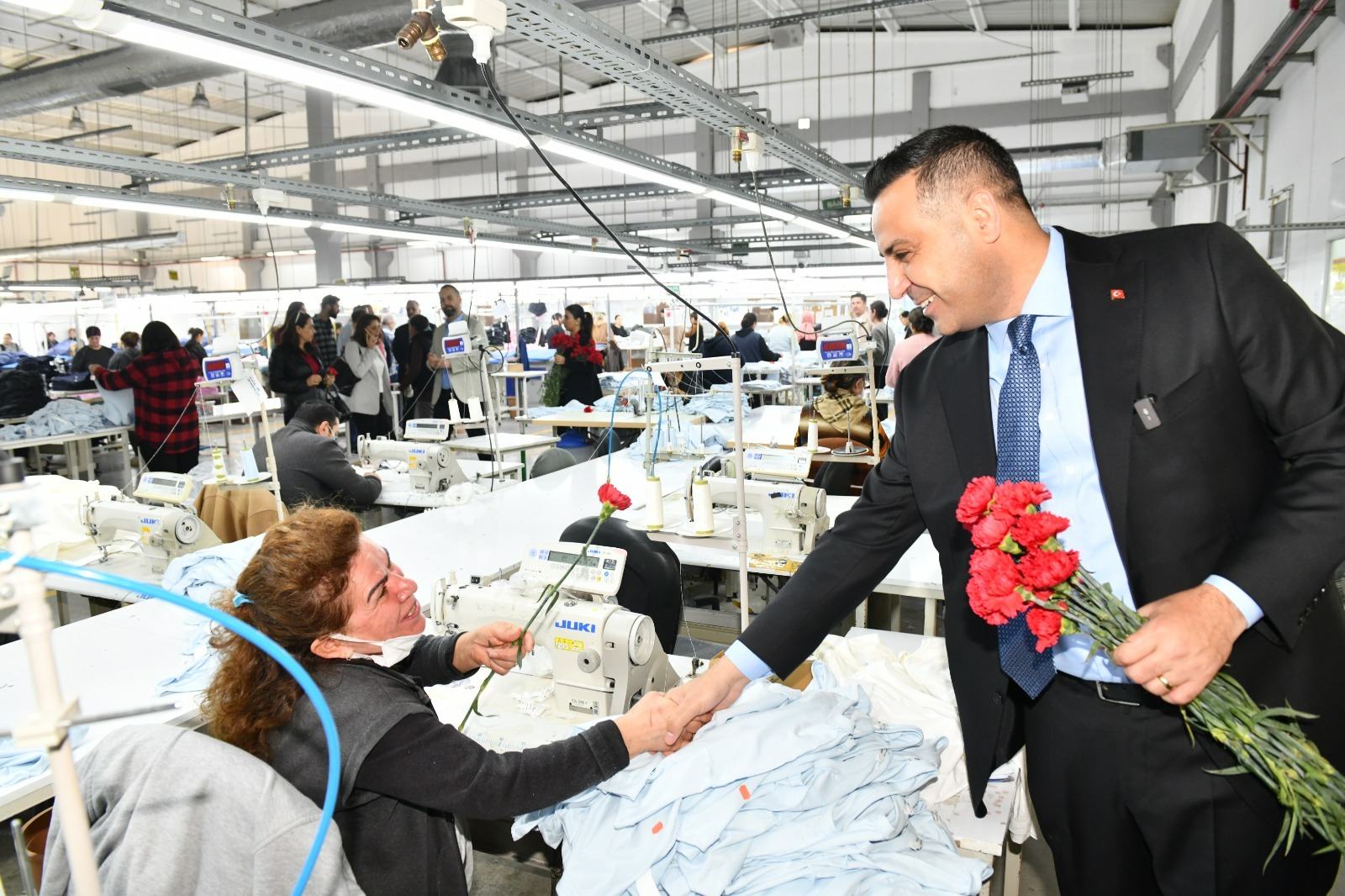 Başkan Yıldız Tekstil İşçisi Kadınlara Kırmızı Karanfil Dağıttı