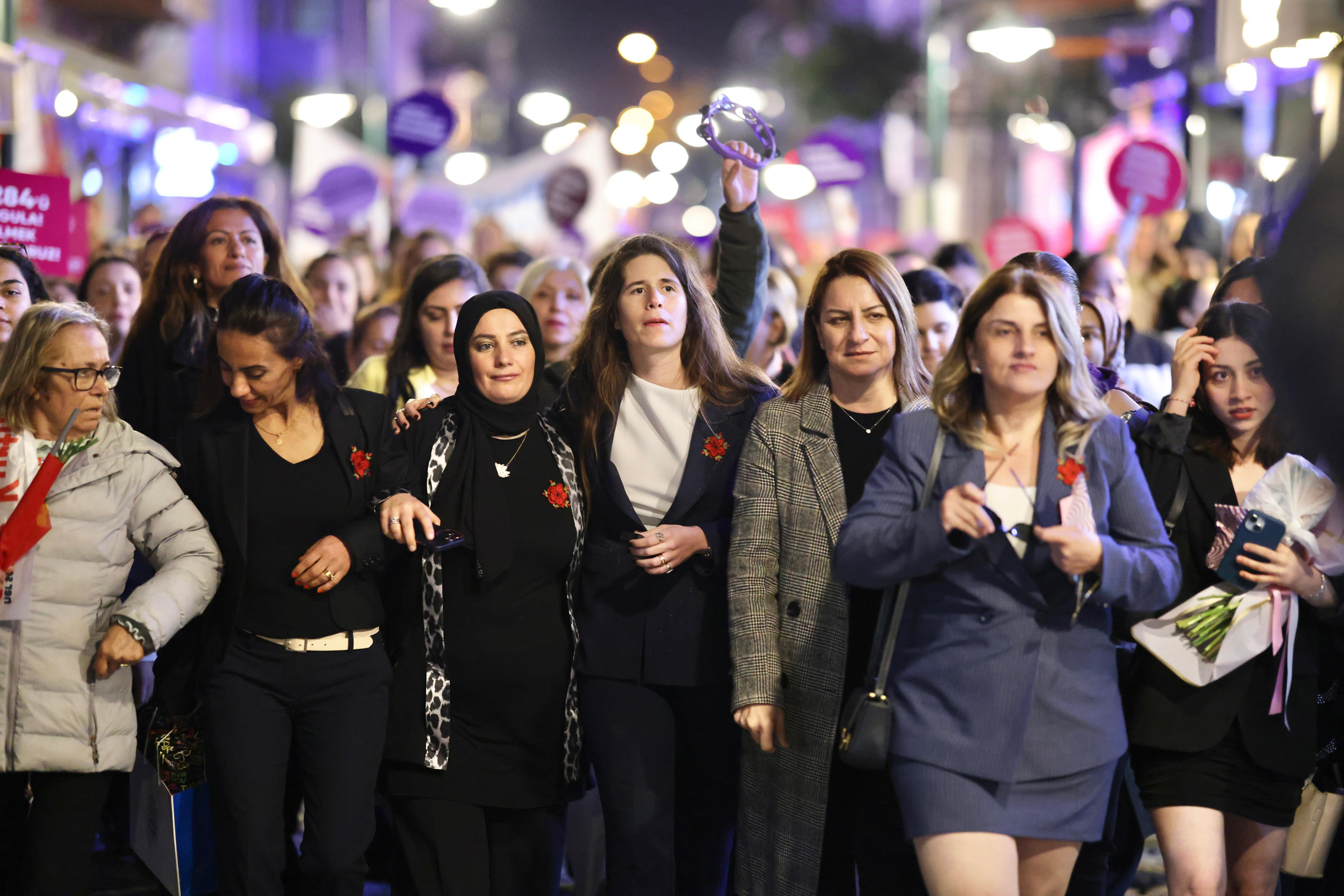 Çeşme’de, kadınlar 8 Mart için yürüdü…