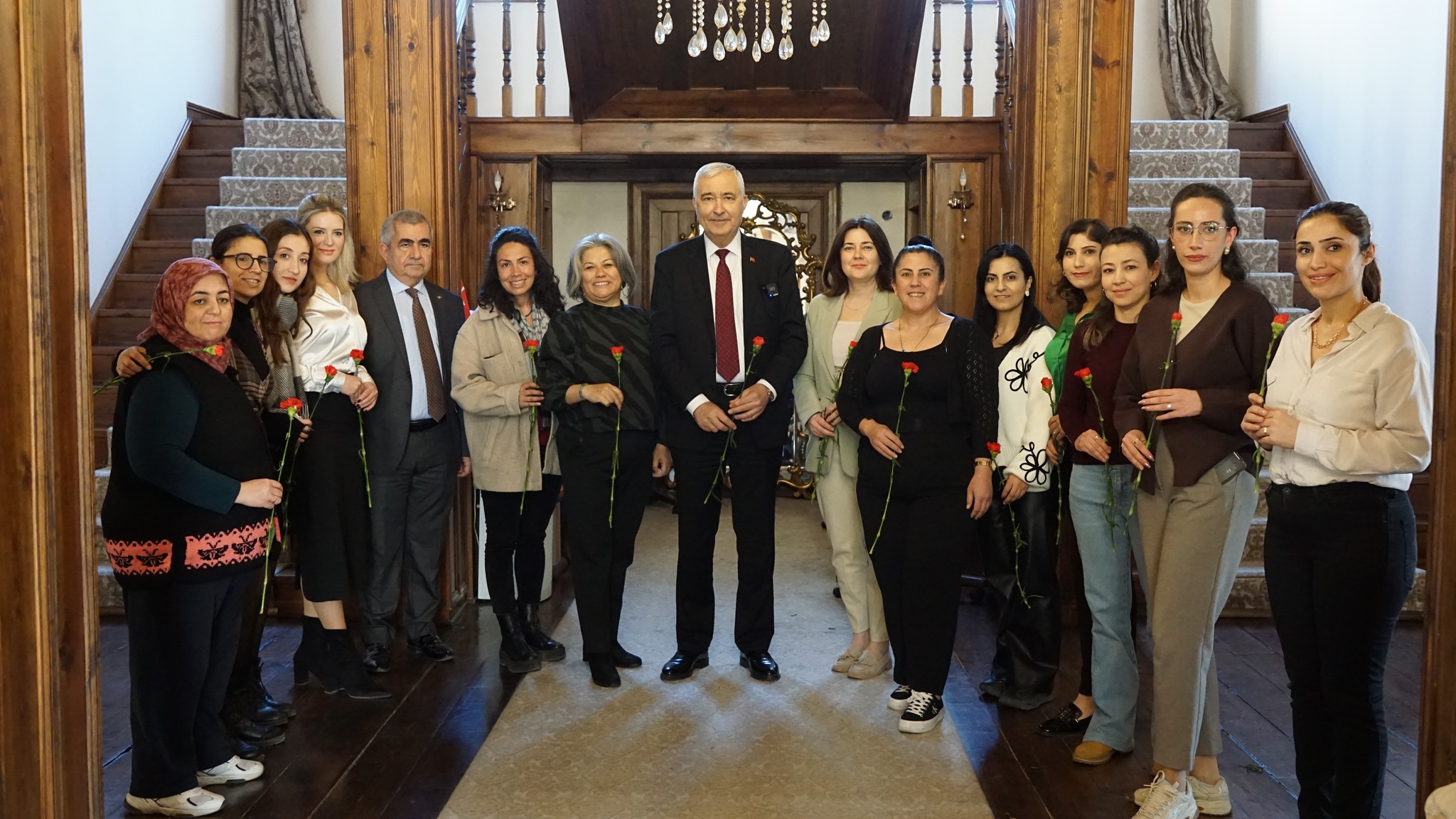 BAŞKAN TÜRKMEN’DEN ANLAMLI 8 MART KUTLAMASI