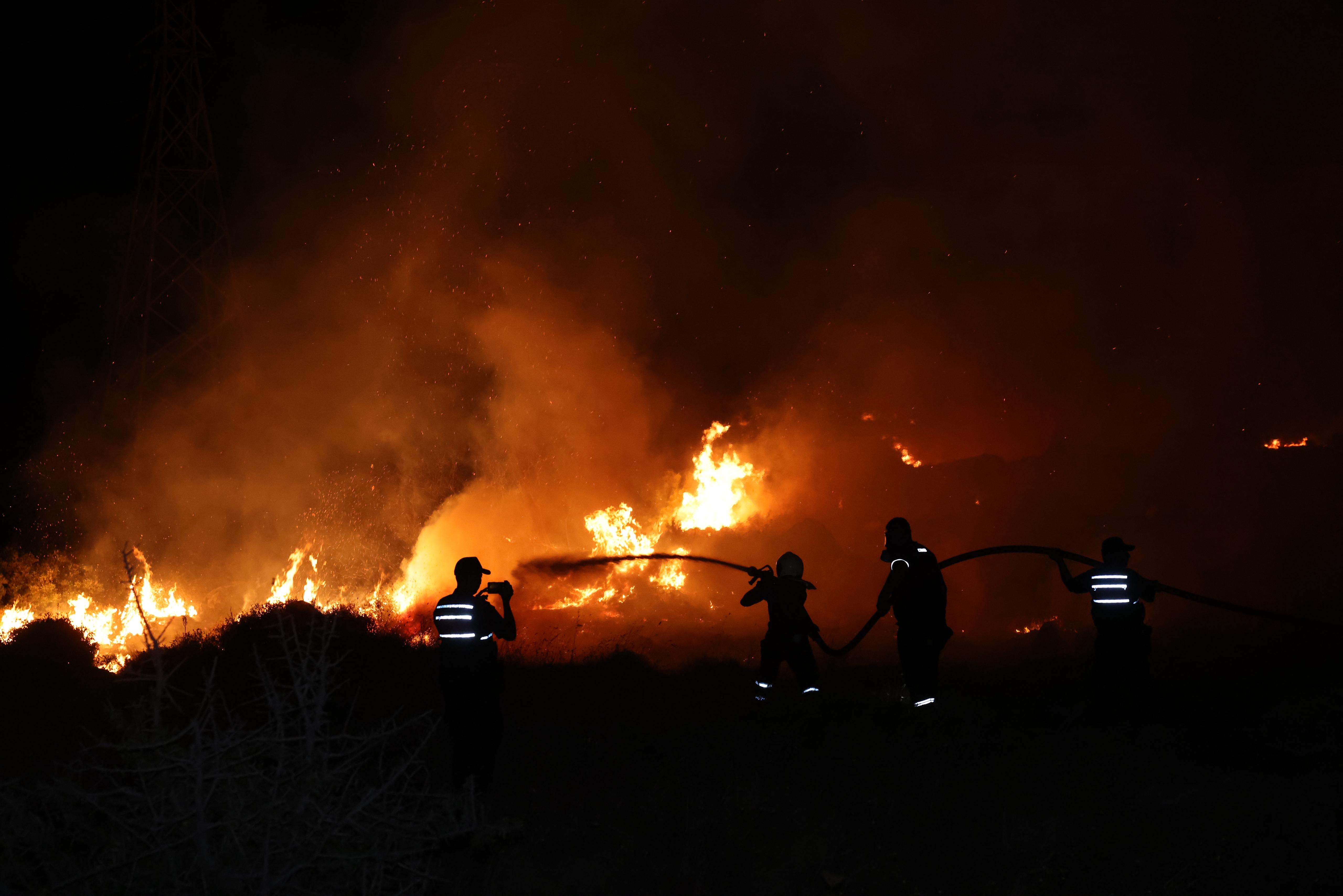 Çeşme’de iki gündür devam eden yangının kontrol altına alınması için tüm ekipler adeta seferber oldu. 