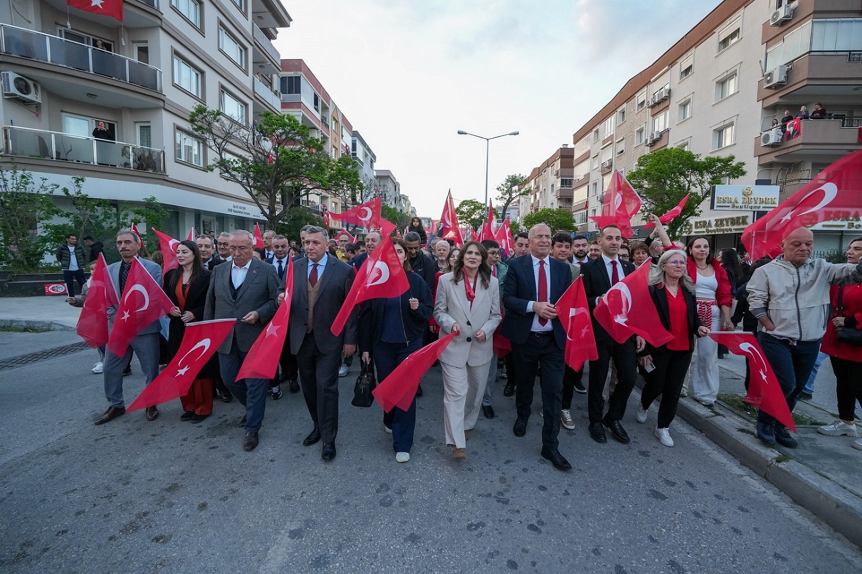 Gaziemir’in sokakları 23 Nisan kortejiyle gelincik tarlasına döndü