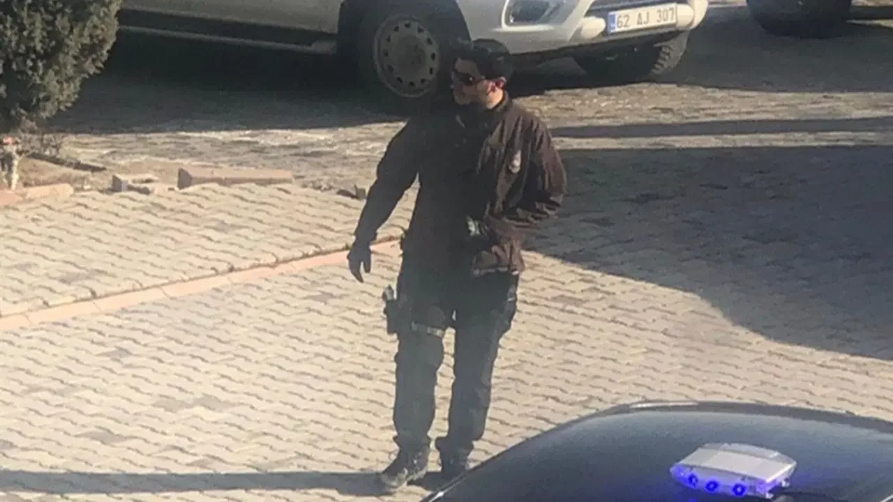 “SİLAHIM YOK” DEMİŞTİ: TÜRKAY SONEL’İN SİLAHLI FOTOĞRAFI GÜNDEMDE