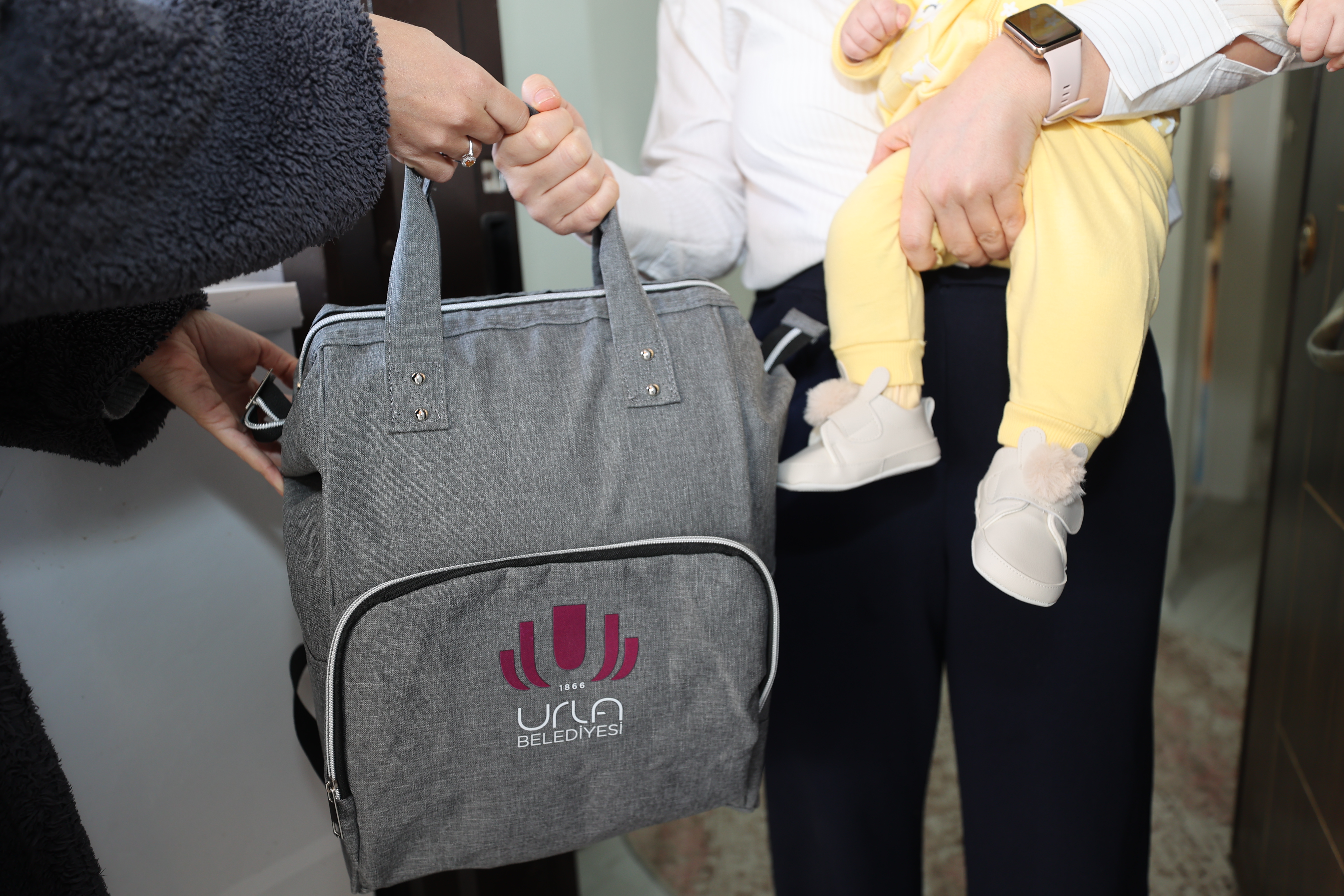 Urla Belediyesi’nden yeni doğan bebeklere ‘bebek seti’