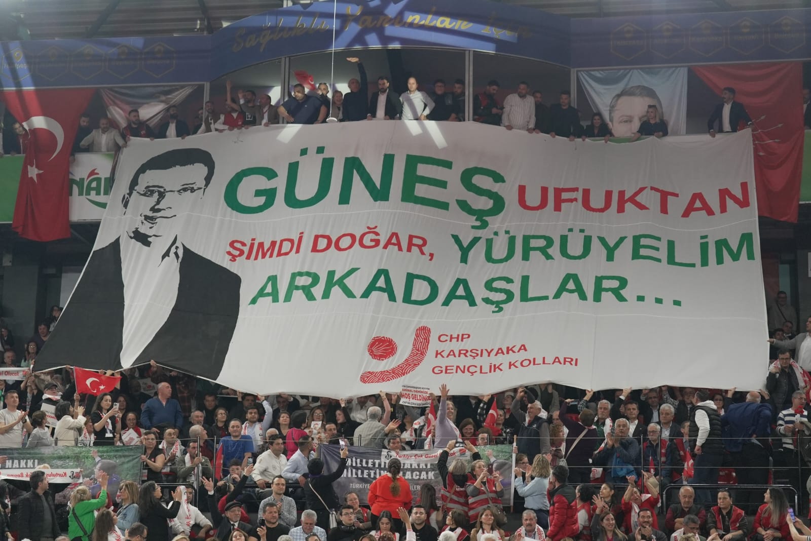 CHP KARŞIYAKA GENÇLİK KOLLARI'NDAN İMAMOĞLU'NA PANKARTLI DESTEK 