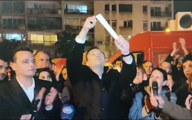 Bornova Belediye Başkanı Ömer Eşki, Üniversite Diplomasını Yaktı