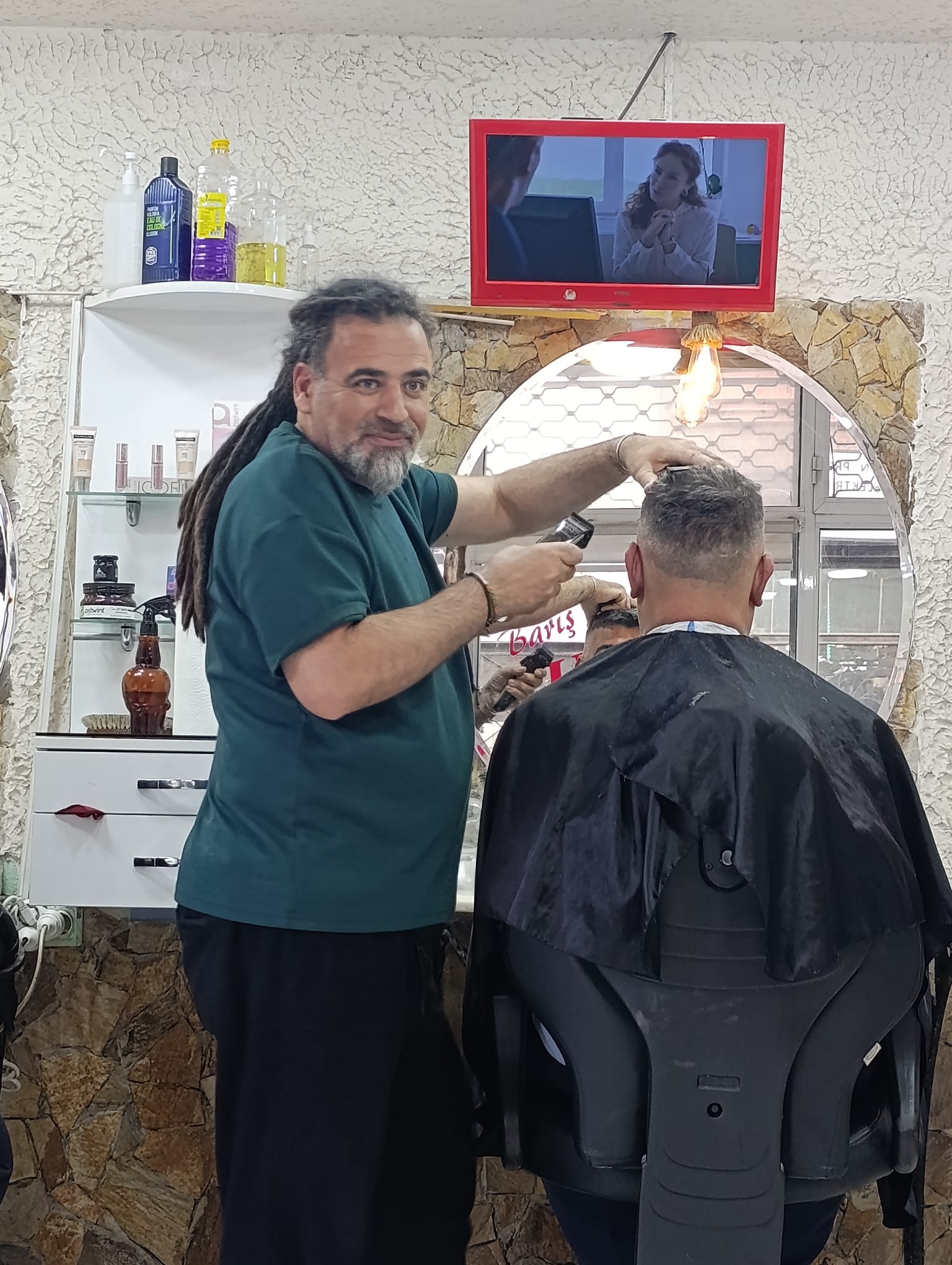 ÇİĞLİ’NİN MEŞHUR BERBERİ GÜNDEMDE: RANDEVU KRİZİ TEPKİ ÇEKTİ