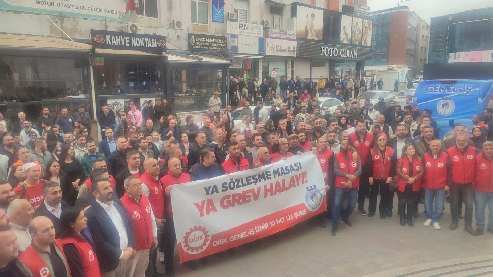 Çiğli Belediyesi binası önüne grev kararı asıldı