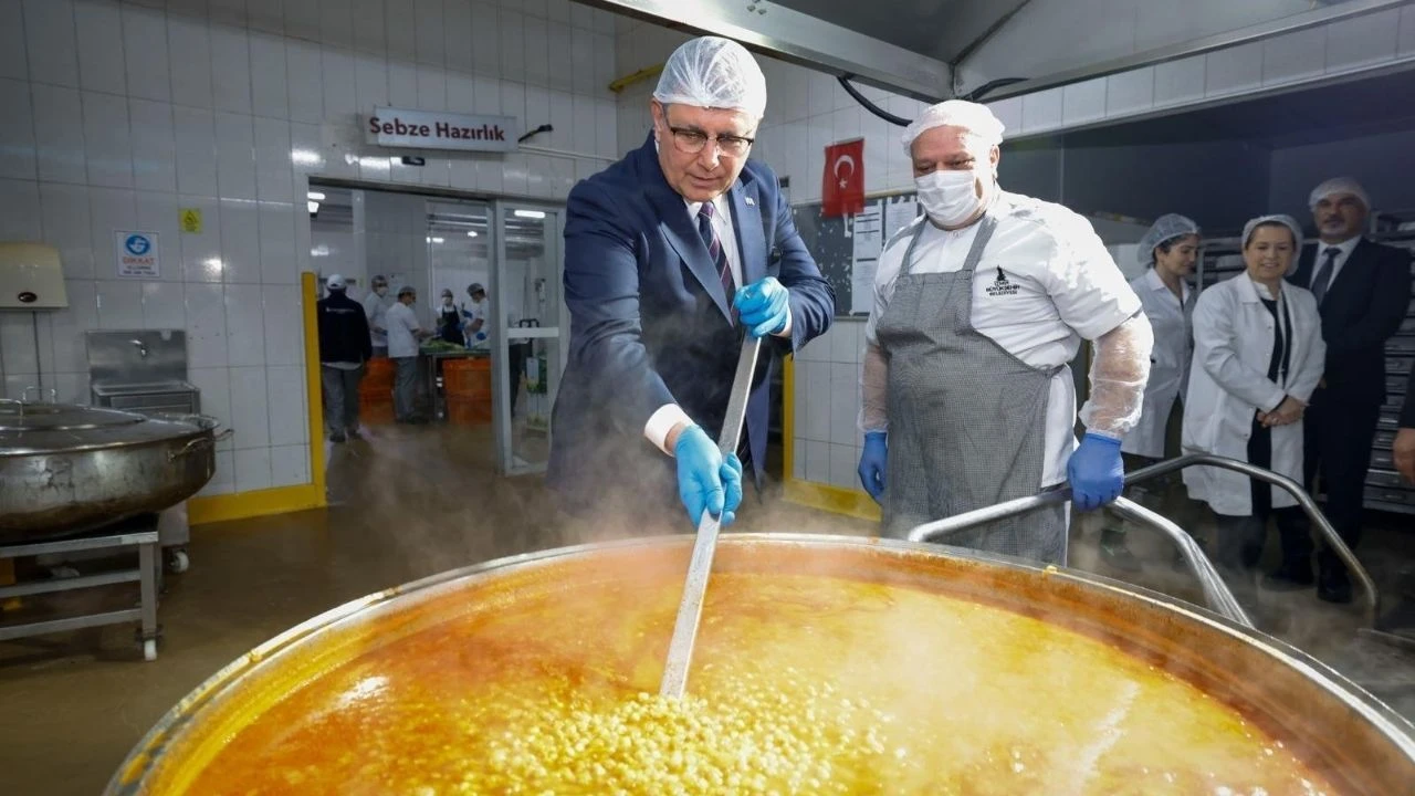 Tencereler iftar sofraları için kaynıyor: Başkan Tugay'dan aşevine ziyaret