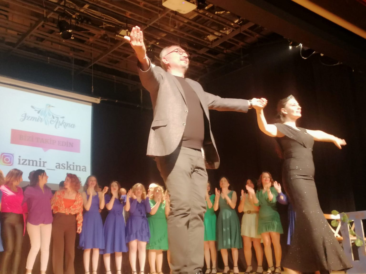 İzmir Aşkına hekimler için sahnedeydi