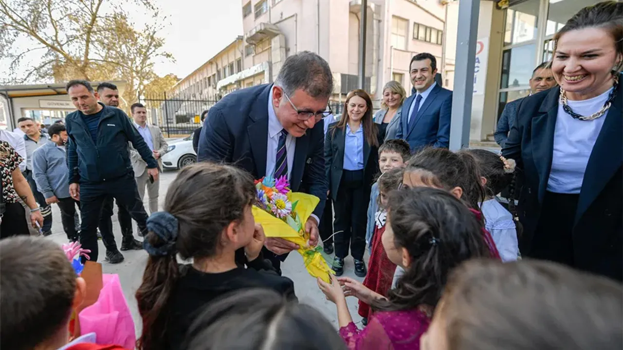 Başkan Tugay'dan Eşrefpaşa Hastanesi’ne ziyaret: Doktorluk her zaman benim kimliğimdir