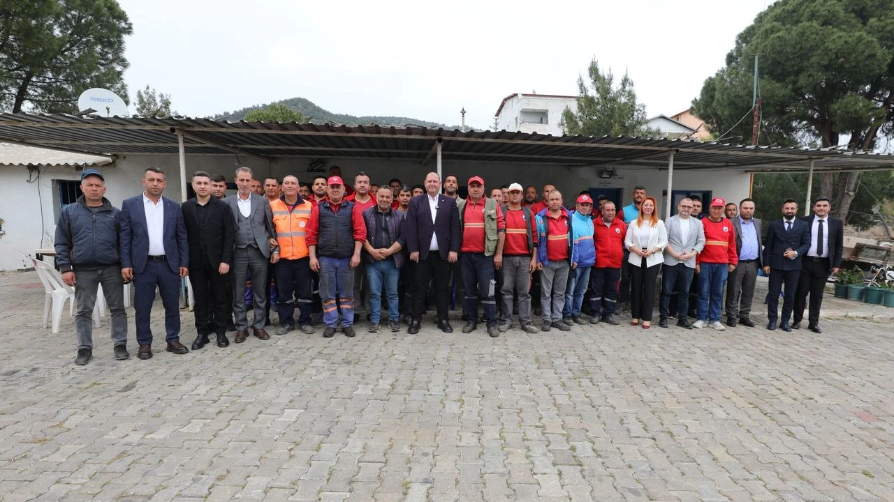 Menderes'te bayramlaşma programı: Başkan Çiçek belediye personeliyle buluştu
