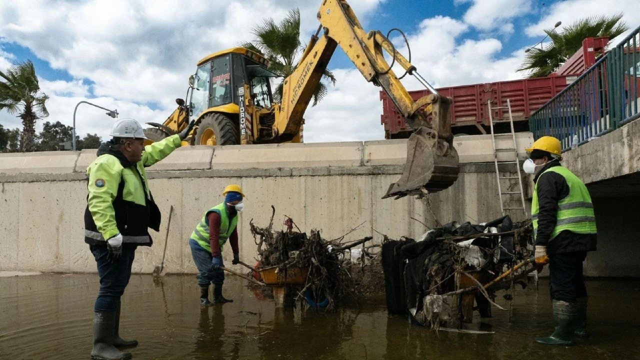 Bayrama temiz bir başlangıç: İZSU İzmir’in altyapısını arındırıyor