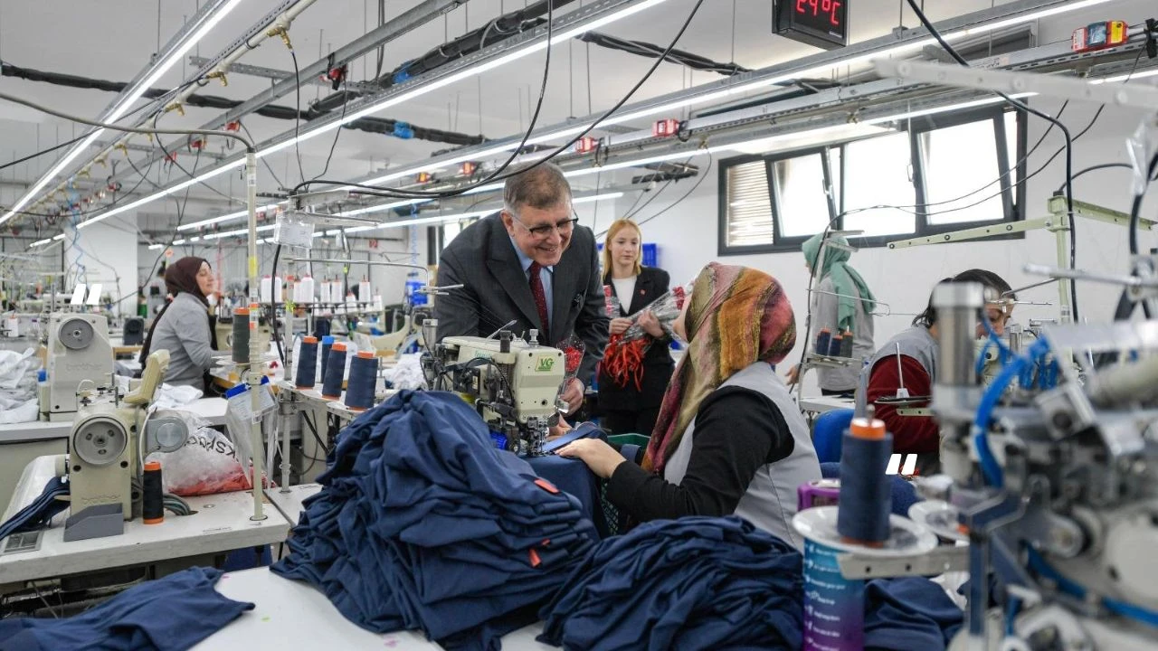 Başkan Cemil Tugay, emekçi kadınlarla bir arada