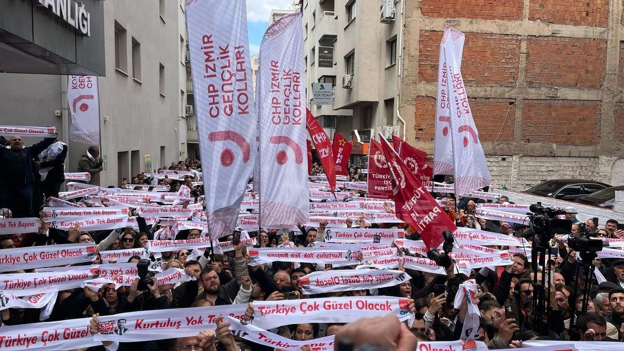 İMAMOĞLU'NUN GÖZALTI SONRASI CHP'DE ÜYE PATLAMASI YAŞANDI