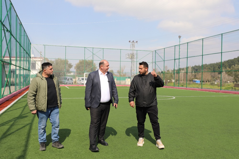 Menderes Değirmendere Halı Sahası Yenilendi