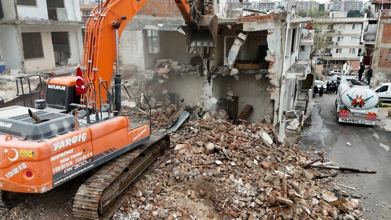 Karabağlar'da güvenlik adımı: 'Tabut Evler' yıkılmaya başladı