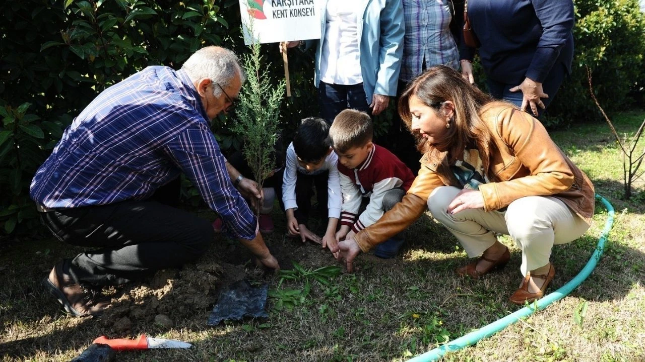 Karşıyaka’da çocuklar, doğa için fidan dikti