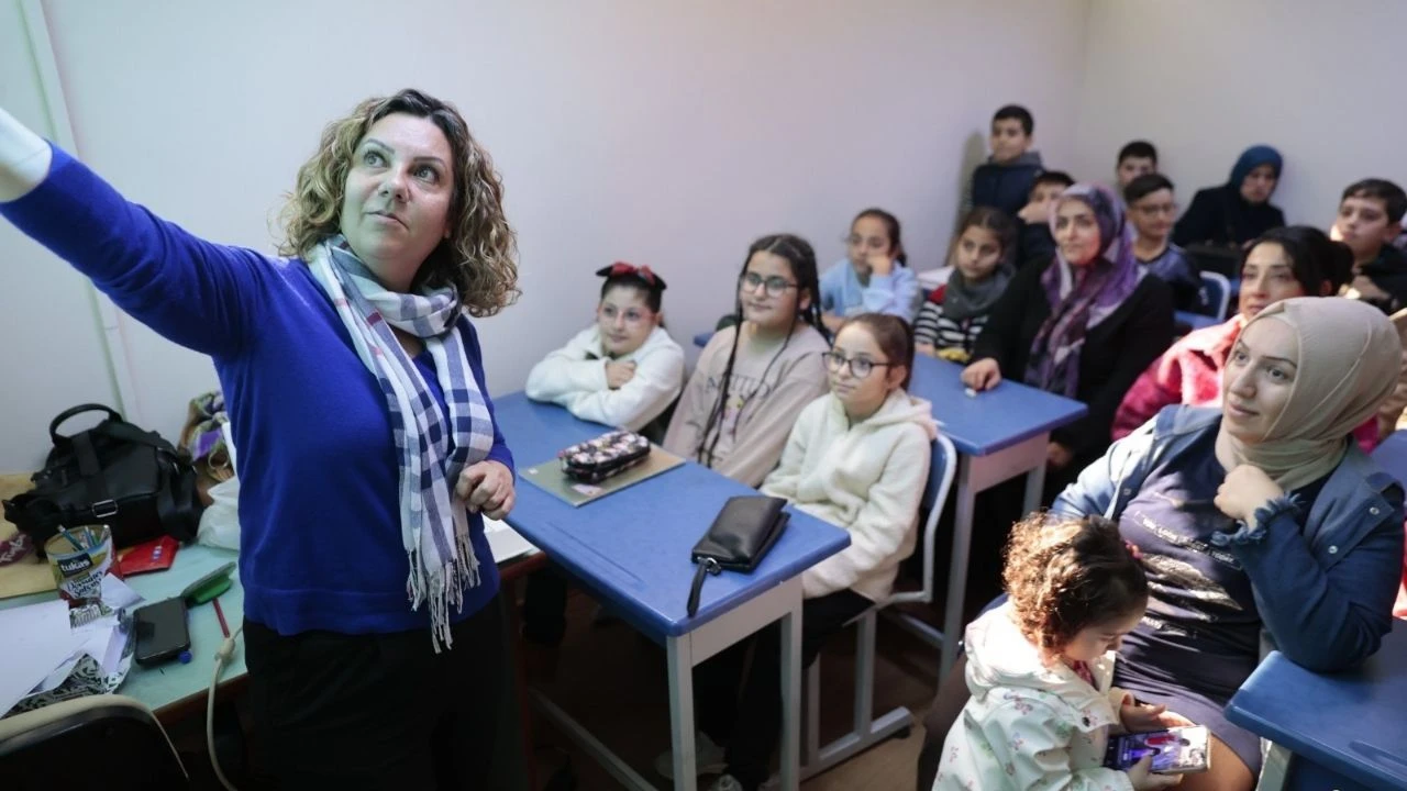 Konak’ta çocuklar sanatla öğreniyor