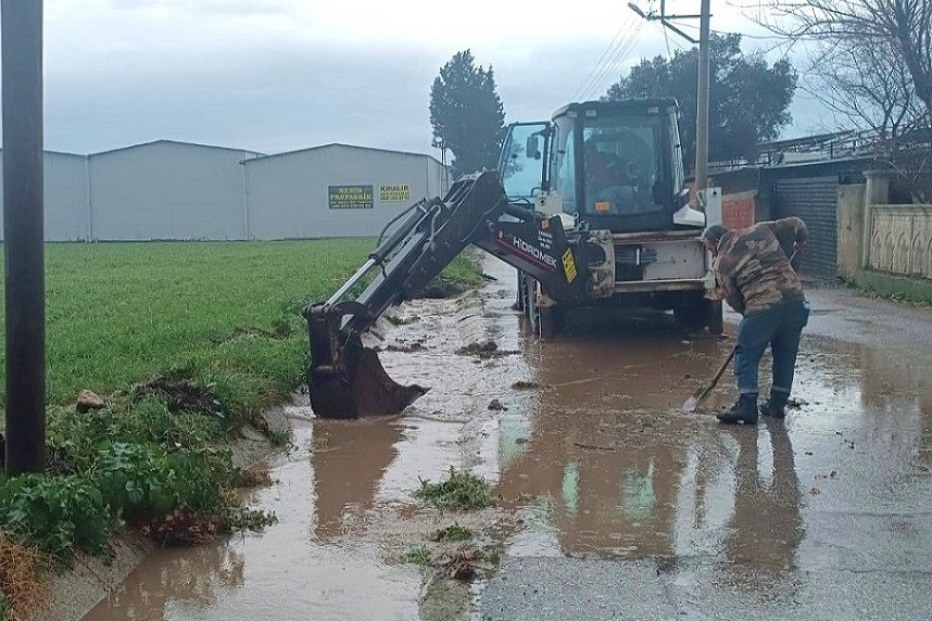 Menderes Belediyesi Yoğun Yağışlarda Sahada