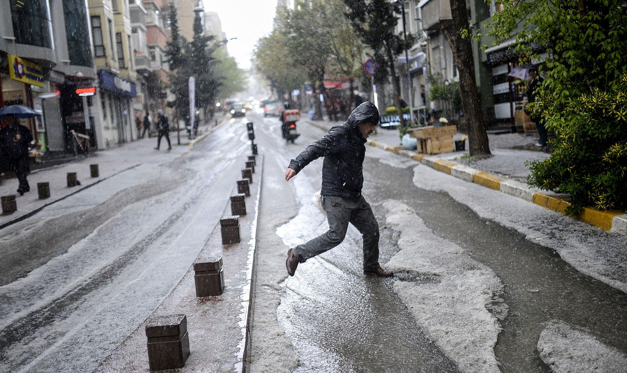 İSTANBUL’DA ANİ HAVA DEĞİŞİMİ: DOLU ETKİLİ OLDU