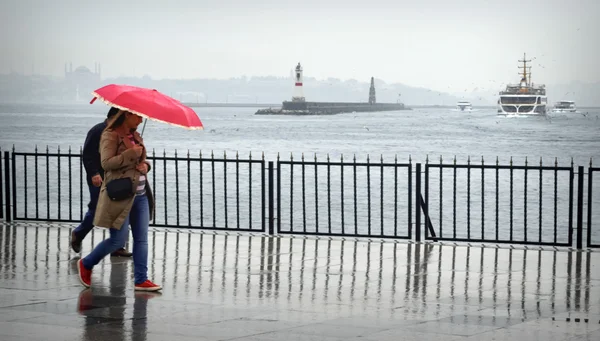 İSTANBUL İÇİN SAĞANAK UYARISI: SICAKLIK 7 DERECEYE KADAR DÜŞECEK