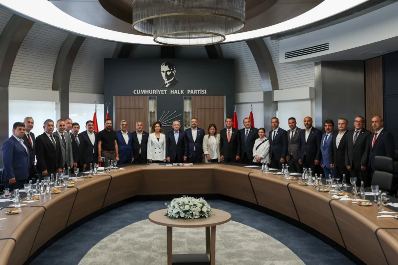 CHP Genel Başkanı Kılıçdaroğlu, İzmi̇r İl Başkanı Şenol Aslanoğlu ve