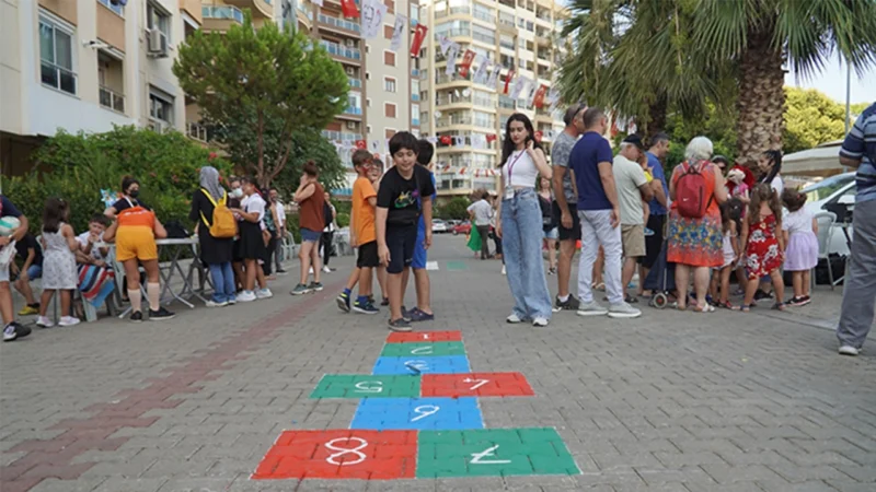 Karşıyaka Belediyesi tarafından düzenlenen “Sokak Senin” etkinliği kapsamında çocuklar Karşıyaka’da