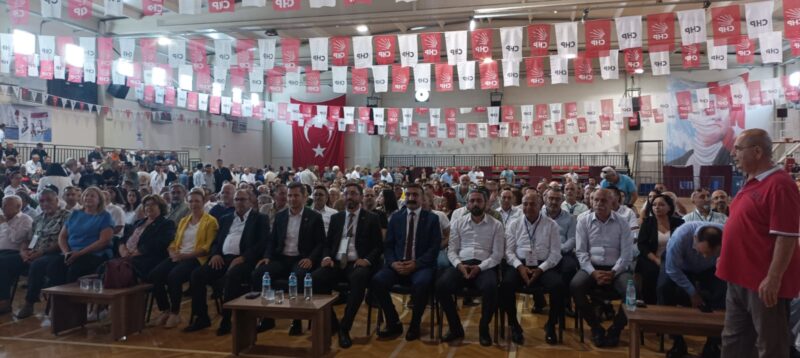 Saat 12.00 ‘da başlayan Çiğli ilçe kongresinin açılış konuşmasını mevcut