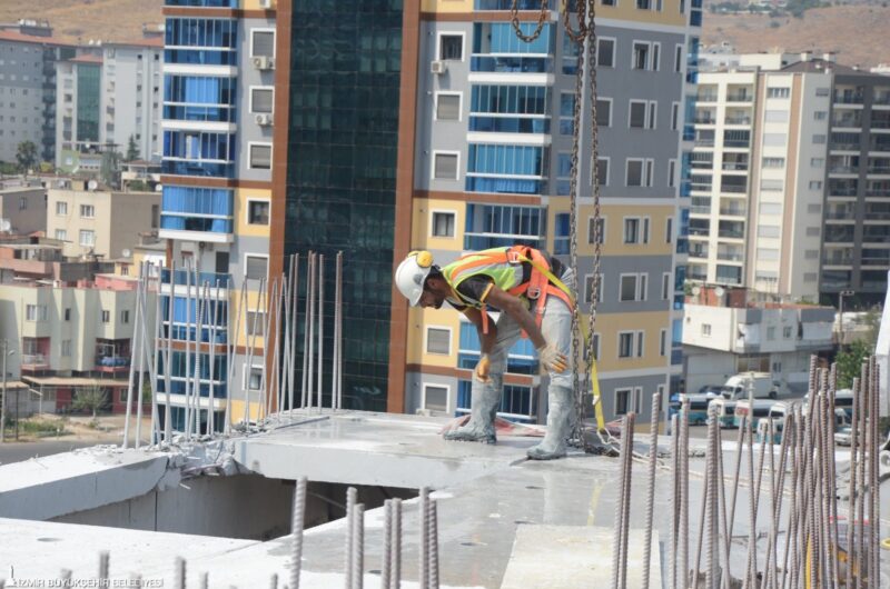 İzmir Büyükşehir Belediyesi, kentsel dönüşüm çalışmalarını Türkiye’ye örnek olacak bir