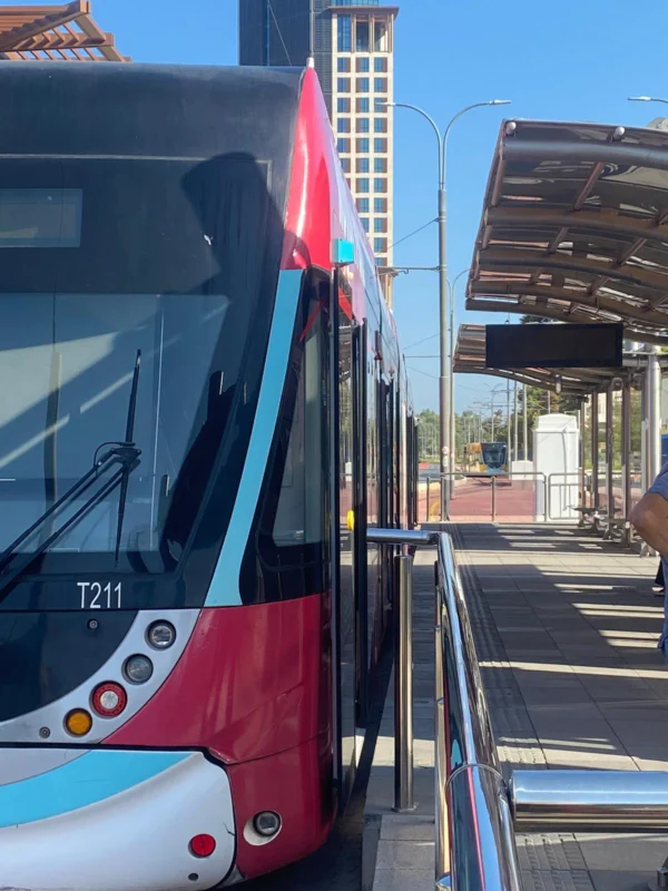 İzmir'de tramvay seferlerinde sorunlar yaşanıyor. Vatandaşın metroya yönelmesiyle yoğun kalabalıklar