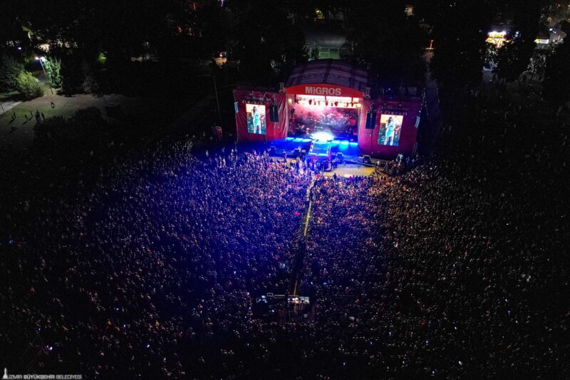 Gençlik temasıyla düzenlenen 92. İzmir Enternasyonal Fuarı, Çim Konserleri’nde Funda