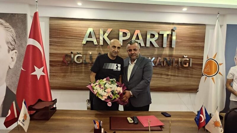 Yerel seçimlere giderken Ak Parti'de birçok ilçede görev değişim yapılıyor.