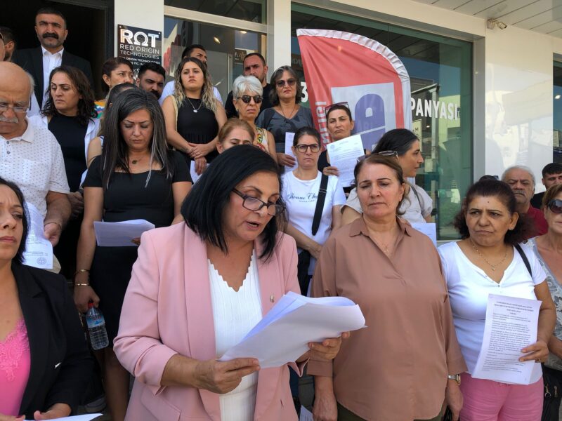 CHP Çiğli kadın kolları başkanı Hatice Tanrıverdi ve meclis üyeleriyle