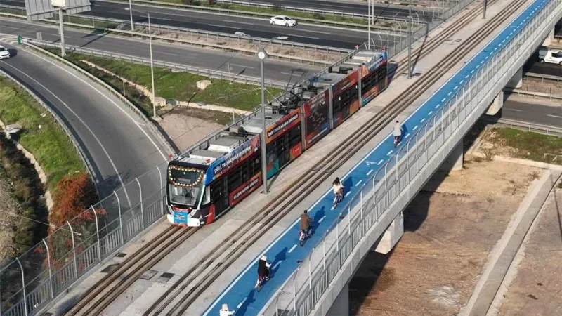 İzmir Büyükşehir Belediyesi, raylı yatırımlarına bir yenisini daha ekliyor. İzmir’de