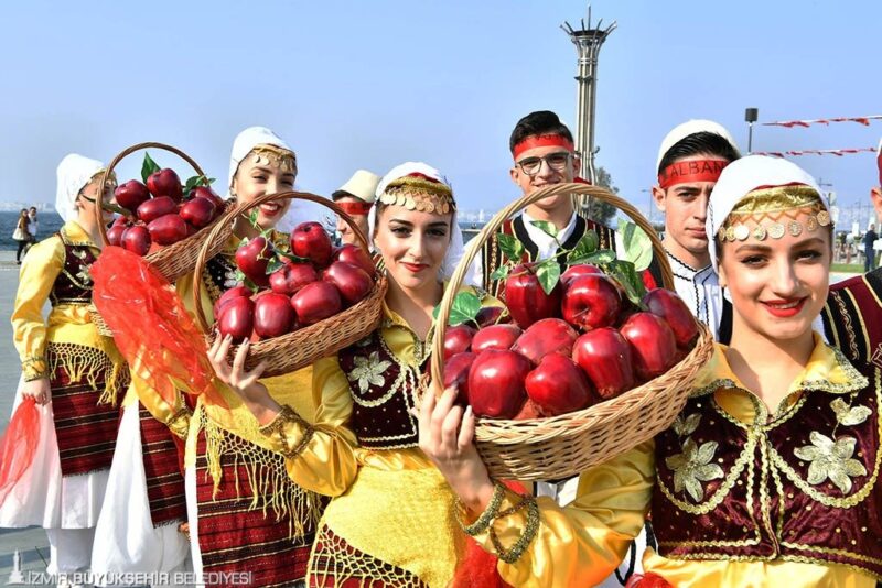 İzmir Büyükşehir Belediyesi, Balkanlılar Halk Dansları ve Kültür Festivali'ni bu