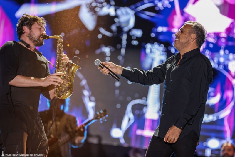 92. İzmir Enternasyonal Fuarı Çim Konserlerinin son gecesinde Haluk Levent