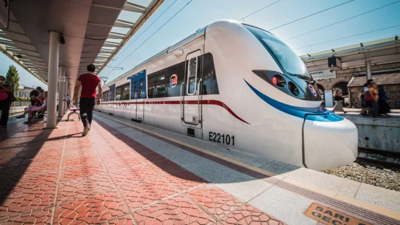 İzmir'in en çok kullanılan toplu ulaşım araçlarından biri de İZBAN.