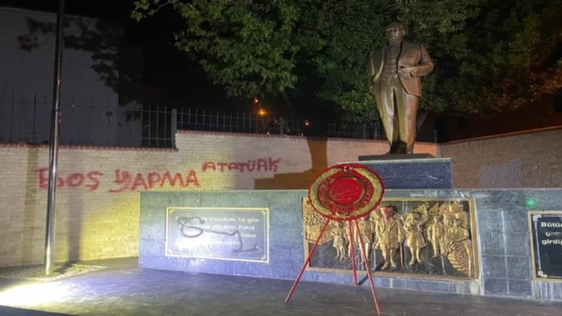 9 Eylül coşkusunun yaşandığı günlerde Kemalpaşa’daki Atatürk Heykeli’ne yönelik çirkin