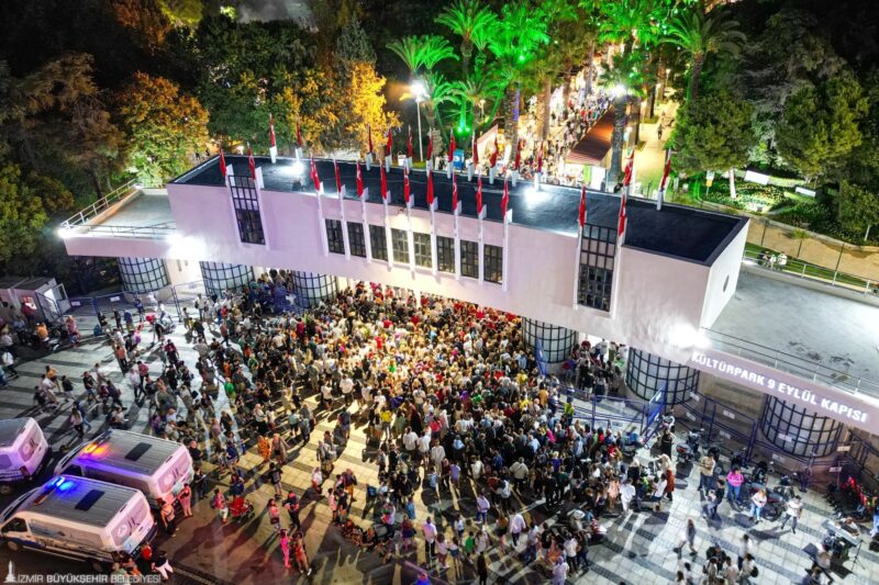 İzmir’in Kurtuluşu’nun 101’inci yıldönümü coşkusu 92. İzmir Enternasyonal Fuarı’nda da