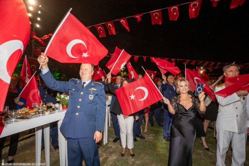 İzmir'in kurtuluşunun 101’inci yıldönümü nedeniyle İzmir Büyükşehir Belediye Başkanı Tunç