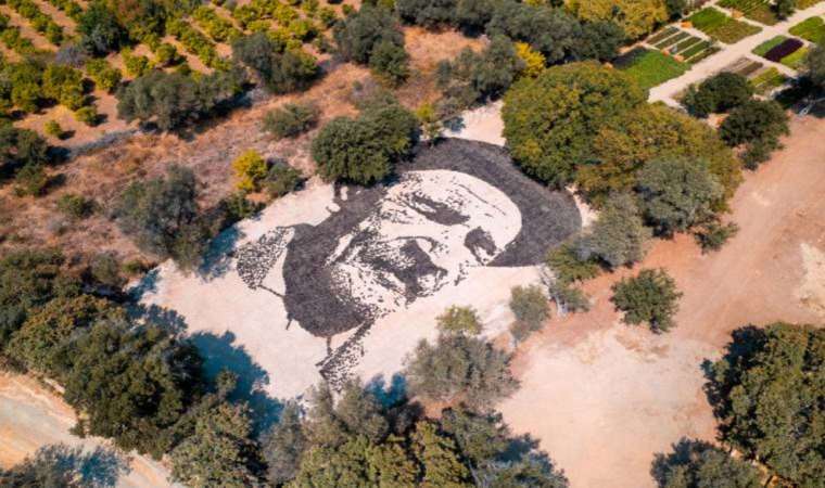 Muğla'nın Bodrum ilçesinde Aşık Veysel'in vefatının 50. yılında topraktan oluşan