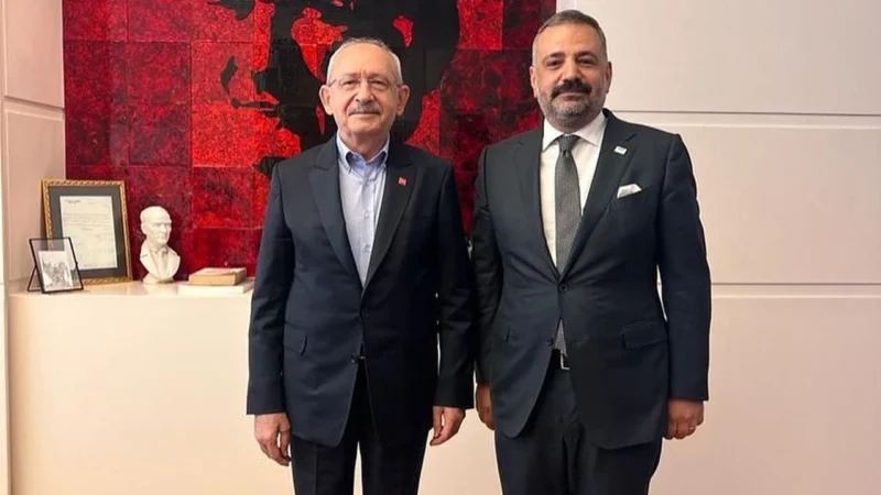 CHP İzmir İl Kongresi'nde yeniden başkan seçilen Şenol Aslanoğlu, CHP
