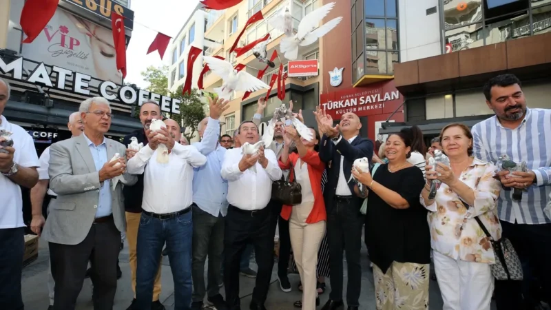1 Eylül Dünya Barış Günü nede​​​​​​​niyle düzenlenen basın açıklamasında konuşan
