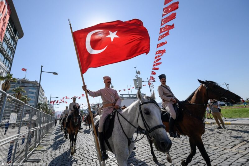 İzmir Büyükşehir Belediyesi şehrin 101'inci kurtuluş yıldönümünü birbirinden renkli etkinliklerle